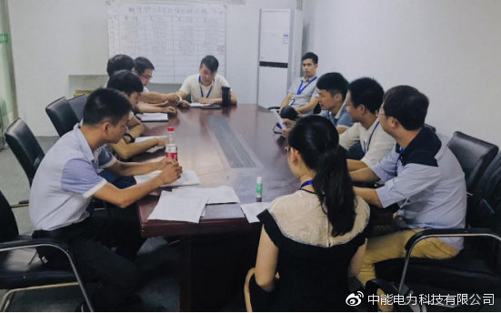 员工在会议室等待考试